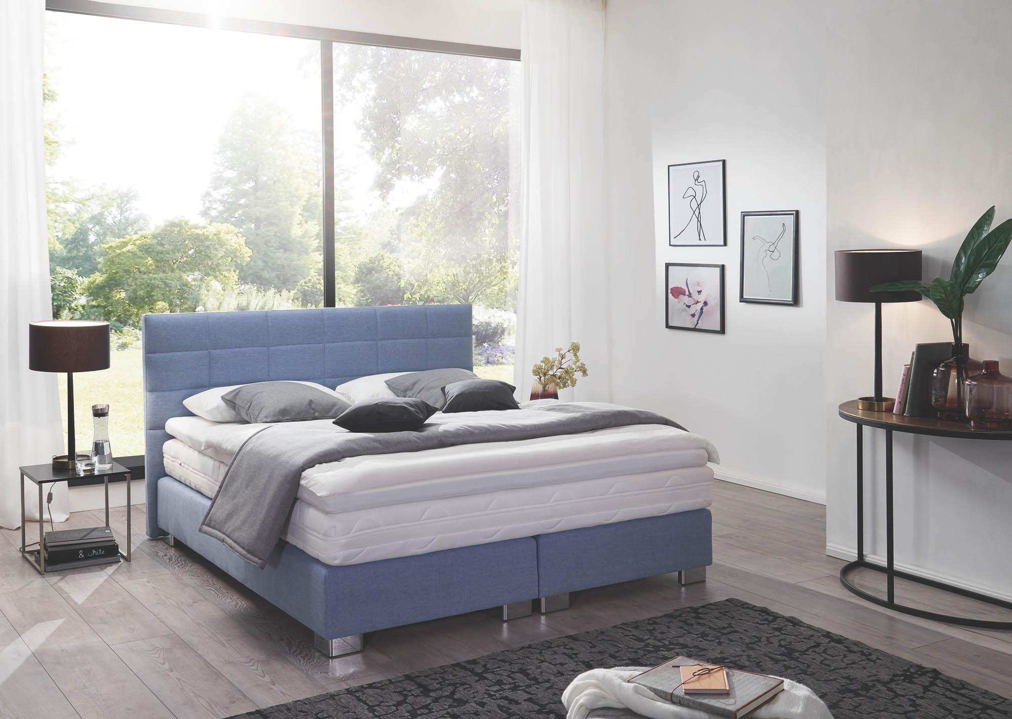 Boxspringbett in hellblau