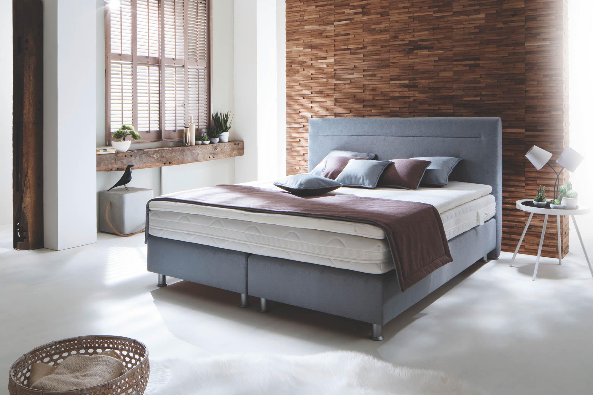 Boxspringbett in hellblau