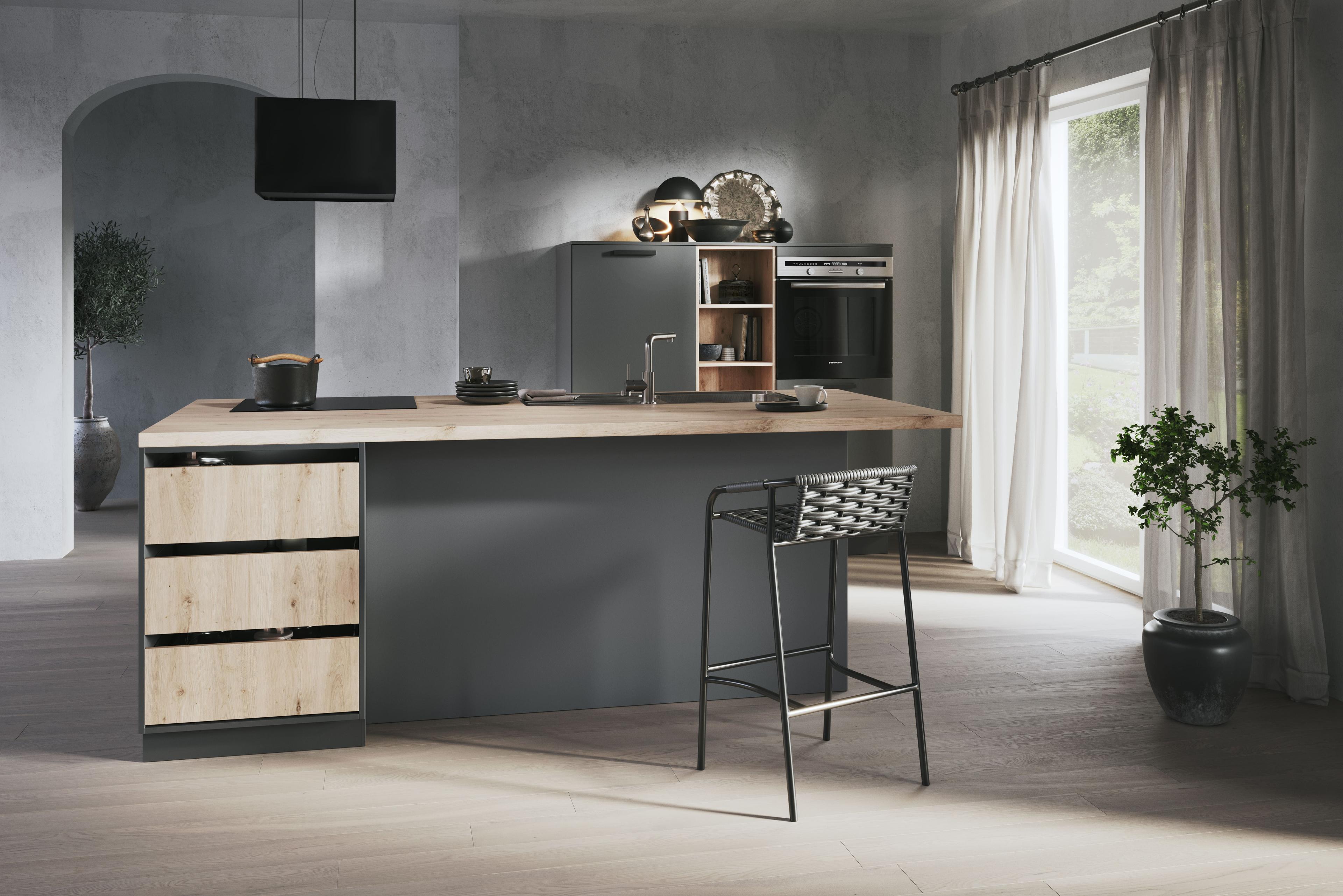 Minimalistische Häcker Küche in Graphit mit grifflosen Fronten und heller Holzarbeitsplatte.