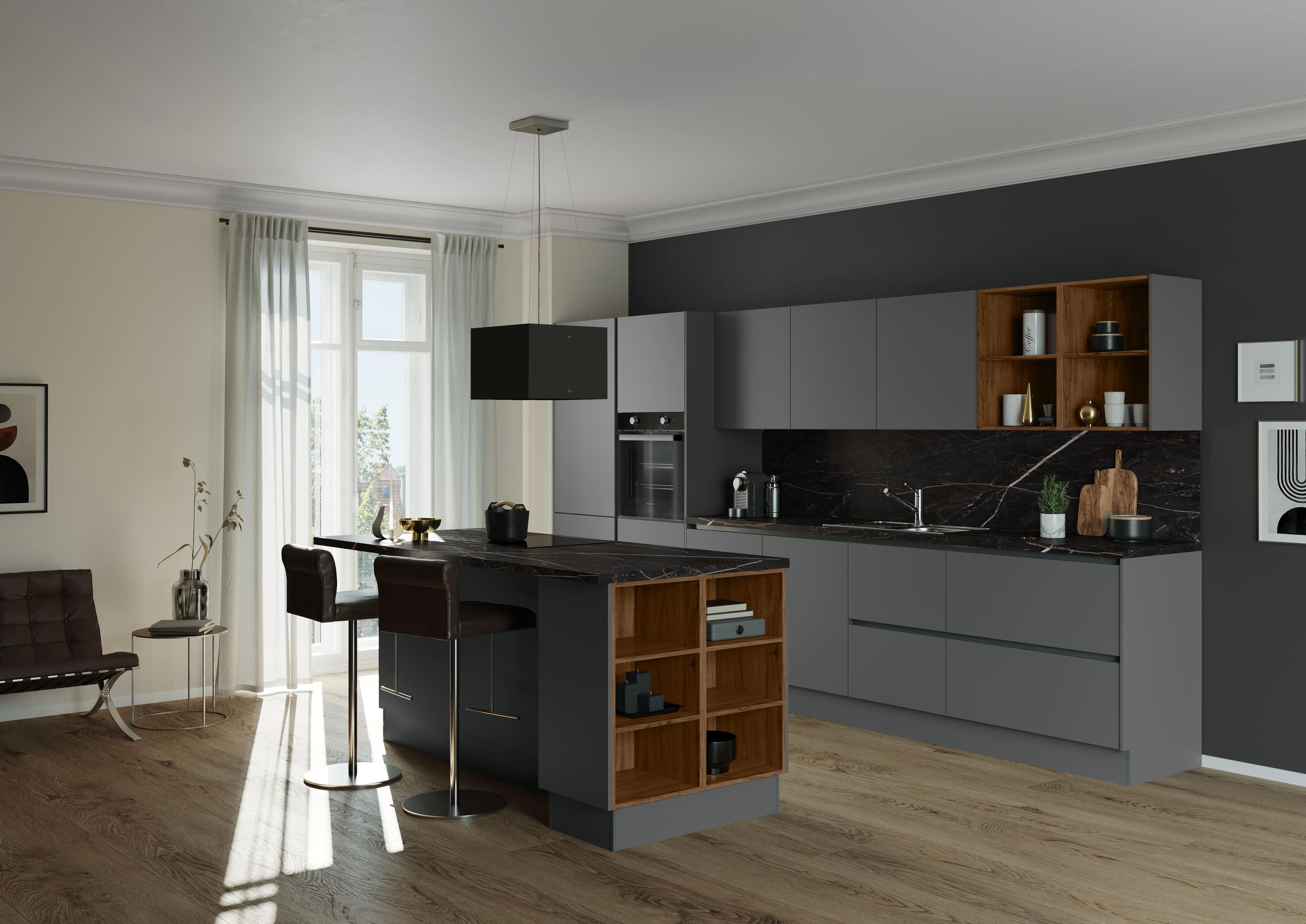 Offene Wohnküche in Perlgrau mit dunkler Rückwand und Naturholzregalen von Häcker Küchen.