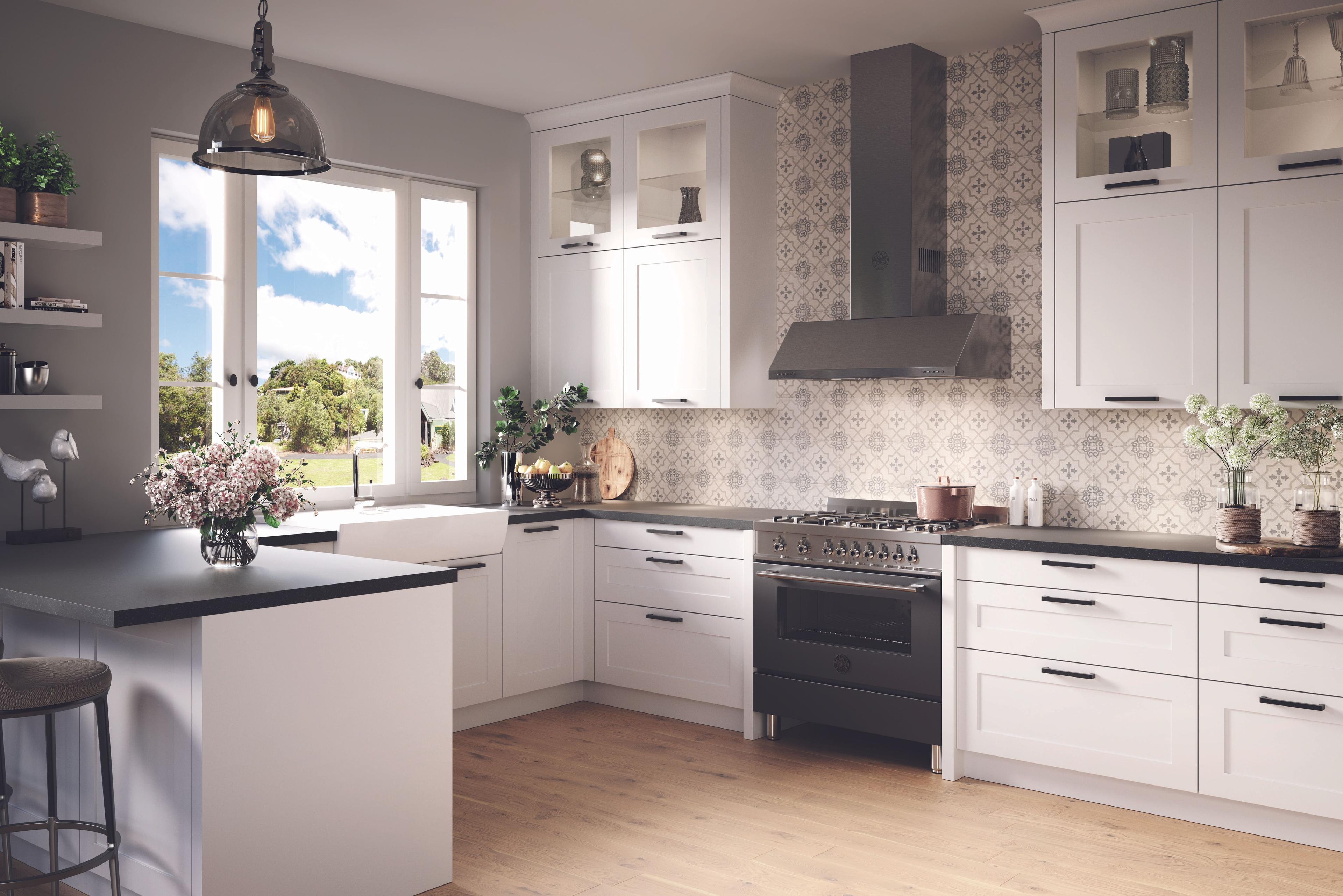 Helle Landhausküche in klassischem Weiß mit Kassettenfronten, nostalgischem Charme und modernem Herd.