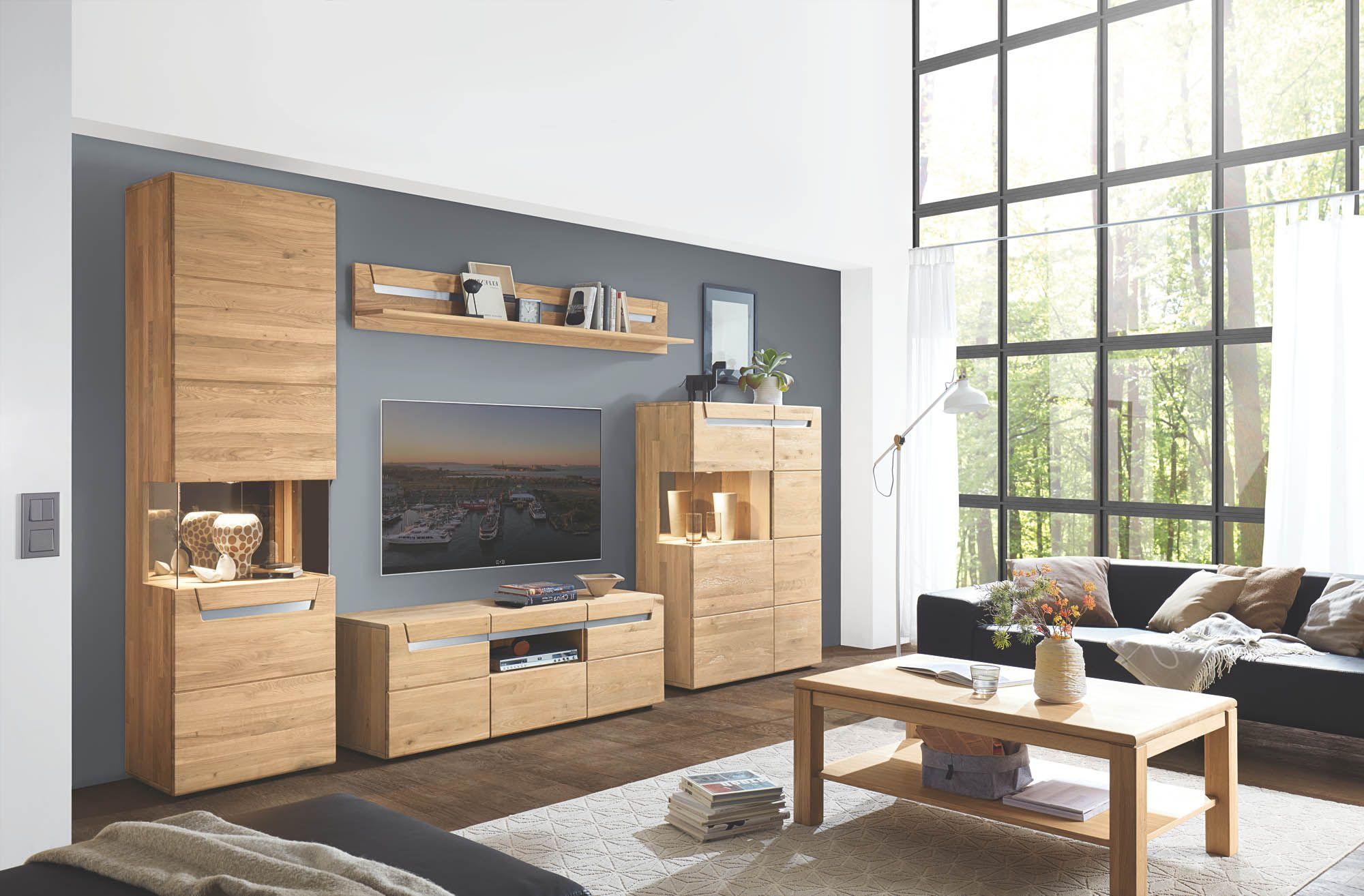 Wohnwand Cibora in natürlicher Holzoptik: hohe Vitrine mit Glasfach und Beleuchtung, TV-Lowboard mit Stauraum sowie Wandboard für Deko – modern, warm und wohnlich fürs Wohnzimmer