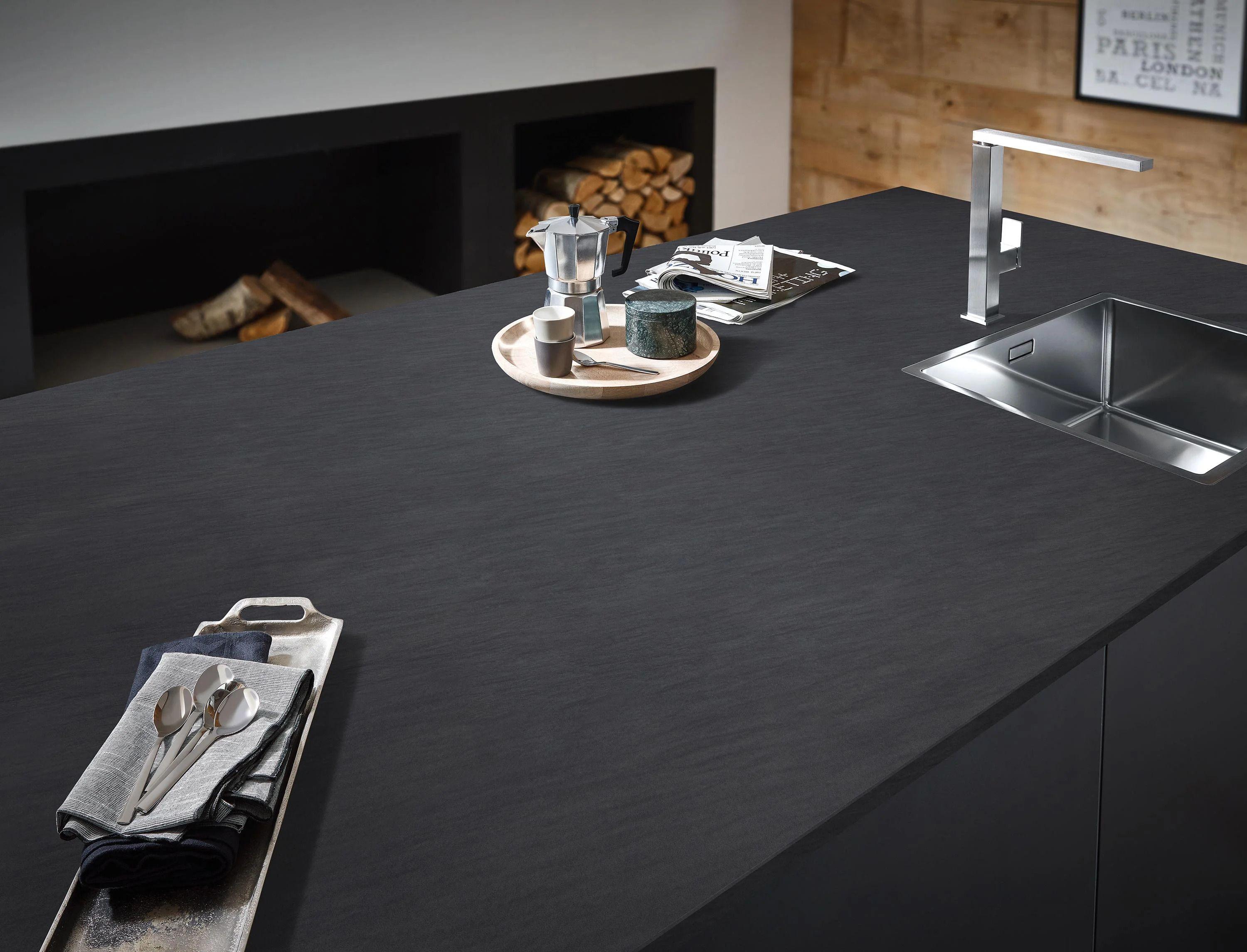 Lechner Naturstein-Arbeitsplatte Anthracite Black in edlem Anthrazit mit integrierter Edelstahlspüle.