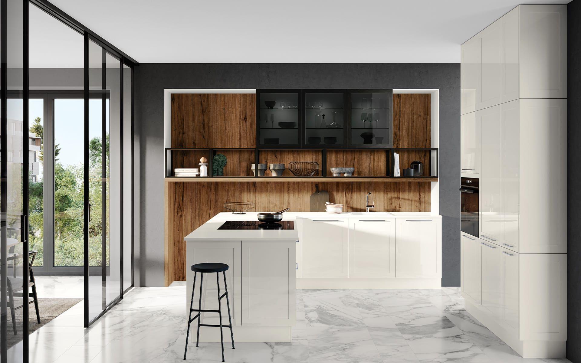 Häcker Küche Granada in Weiß – moderne Landhausoptik mit Kochinsel und Sitzhocker, warmer Holzrückwand, offenen Regalen sowie Glas-Hängeschränken in einem hellen Wohnraum mit großer Fensterfront