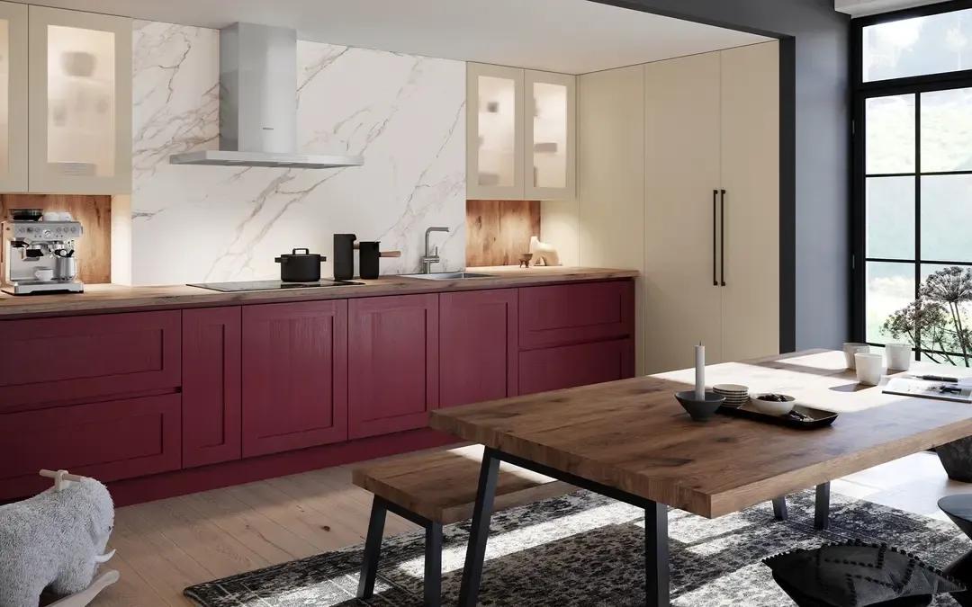 Landhausküche Hampton GL Selection in Burgund mit cremefarbenen Oberschränken und Marmor-Rückwand