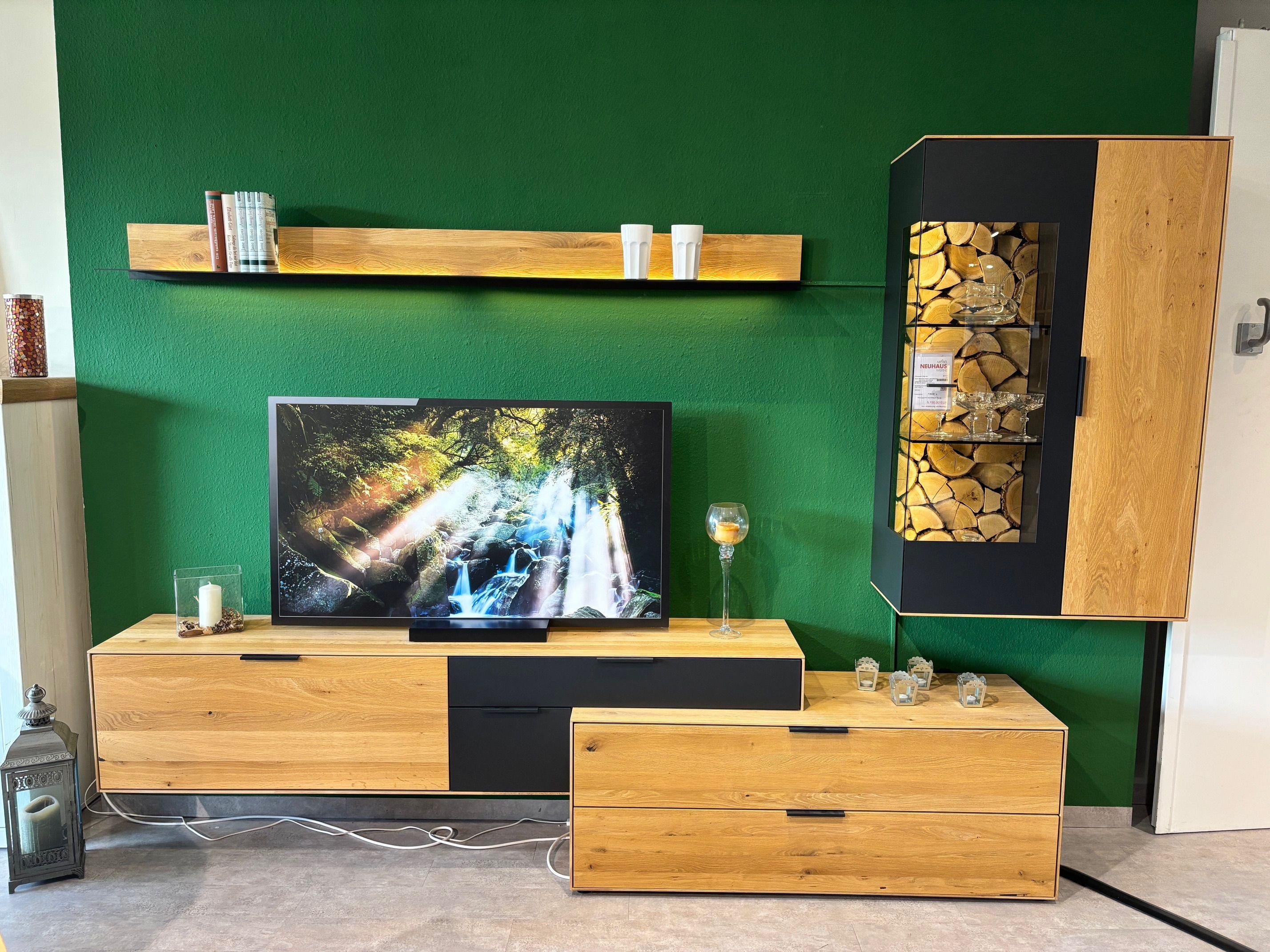 Wohnwand WM2140 Wildeiche massiv, soft gebürstet,  Absetzung carbonfarbig