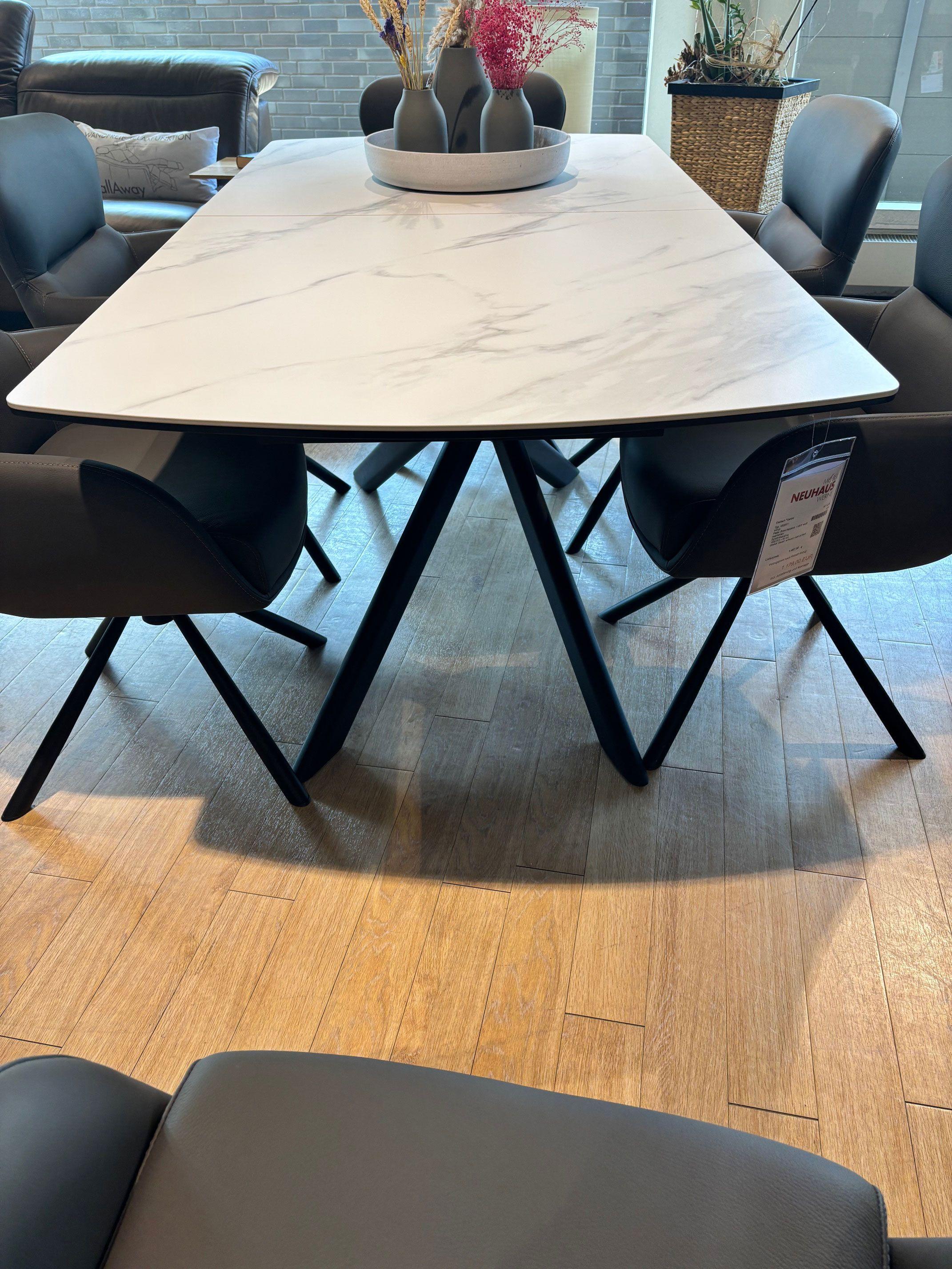 Esstisch „Vanino“ MDF weiß marmoriert, Gestell: Metall, schwarz matt lackiert.