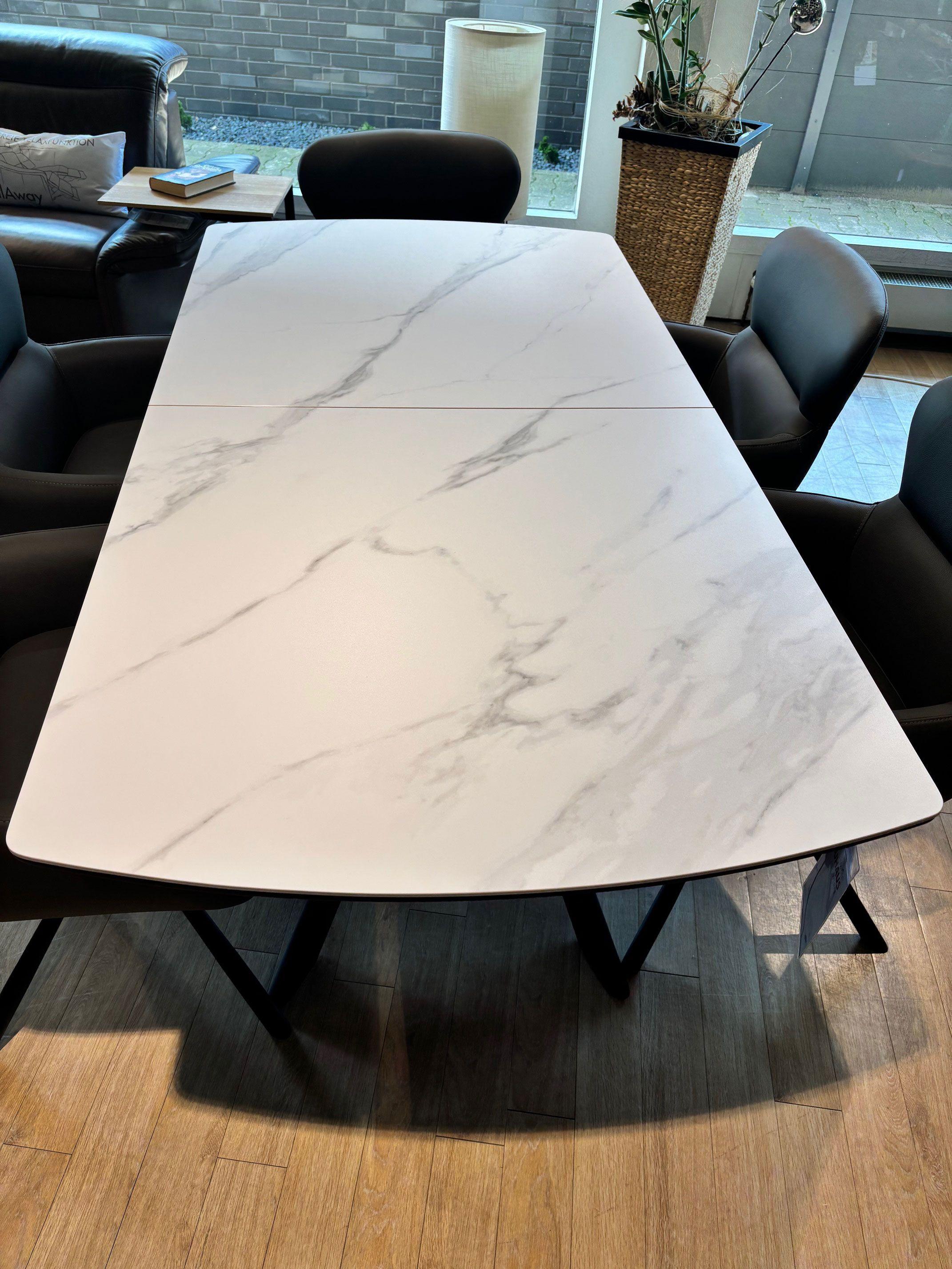 Esstisch „Vanino“ MDF weiß marmoriert, Gestell: Metall, schwarz matt lackiert.