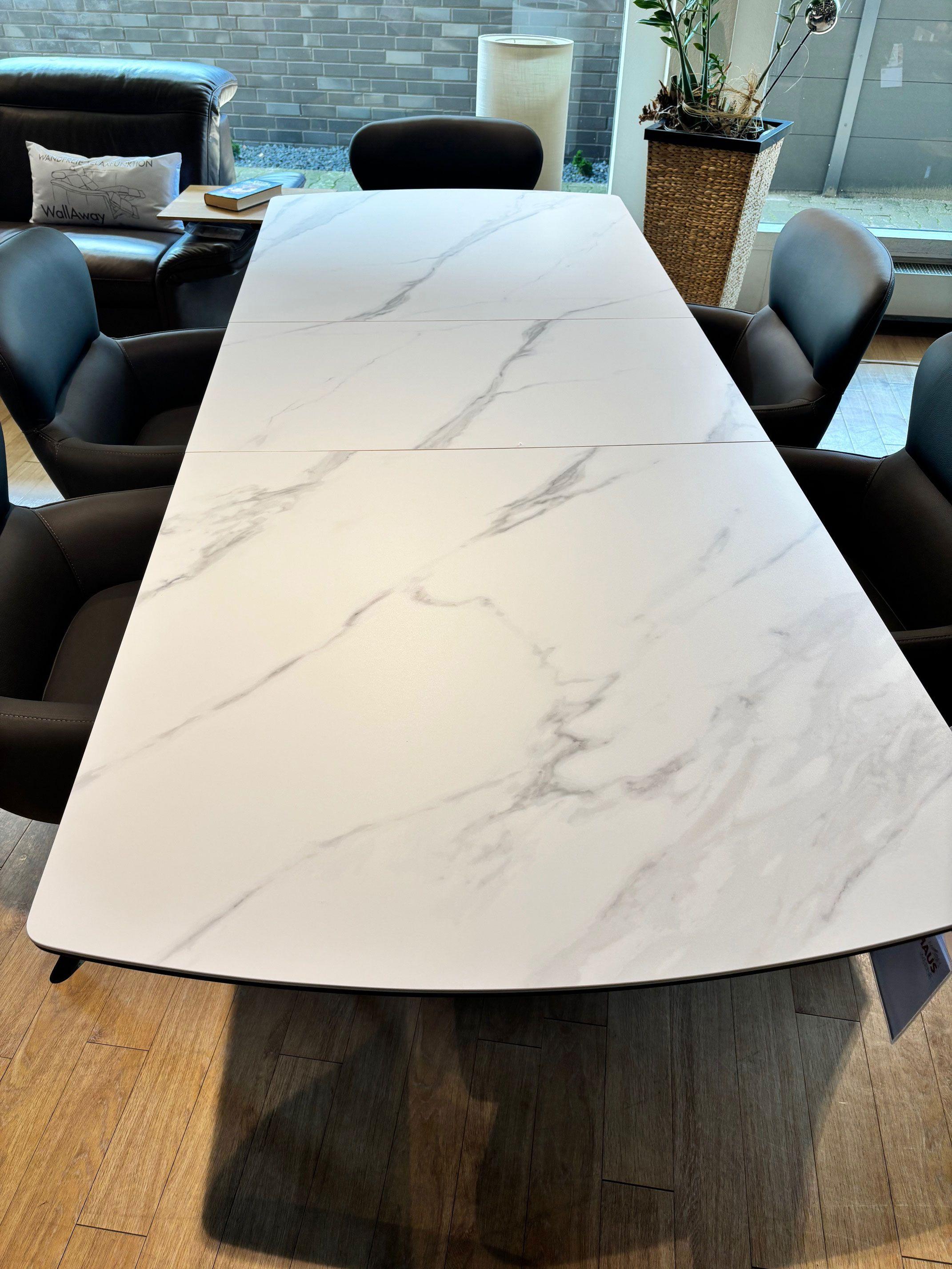 Esstisch „Vanino“ MDF weiß marmoriert, Gestell: Metall, schwarz matt lackiert.