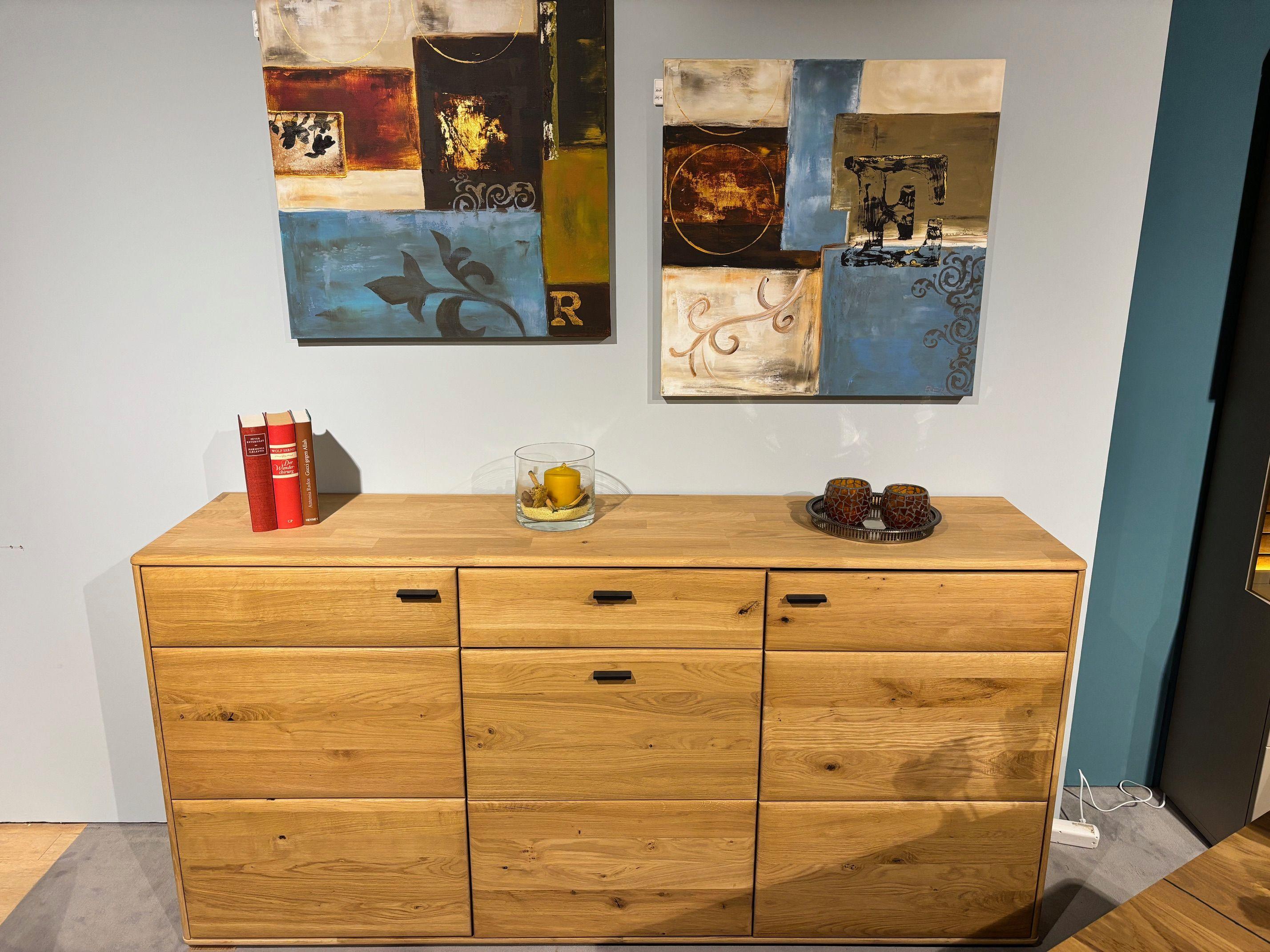 Sideboard "Girona" Front: Ast/Balkeneiche massiv, durchgehende Lamelle in Kristalleiche geölt.