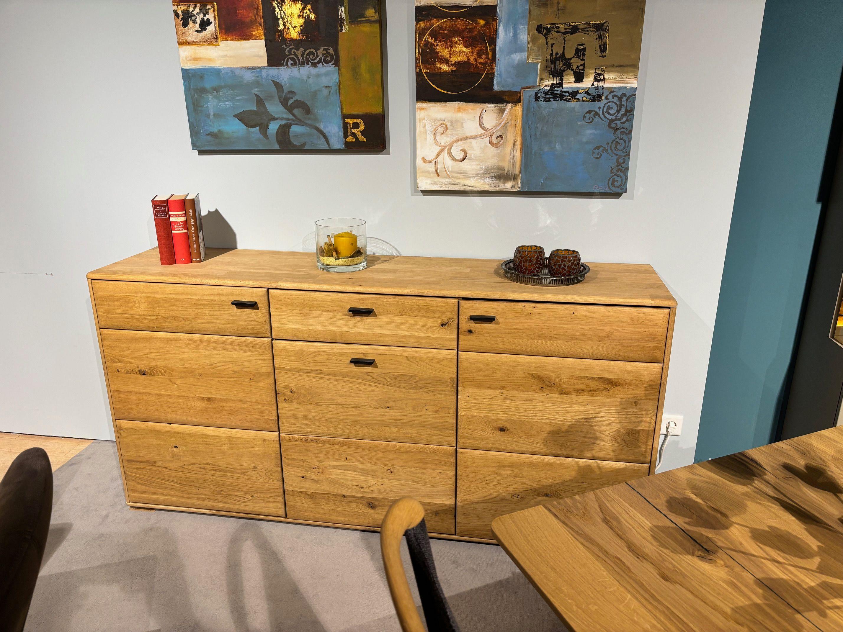 Sideboard "Girona" Front: Ast/Balkeneiche massiv, durchgehende Lamelle in Kristalleiche geölt.