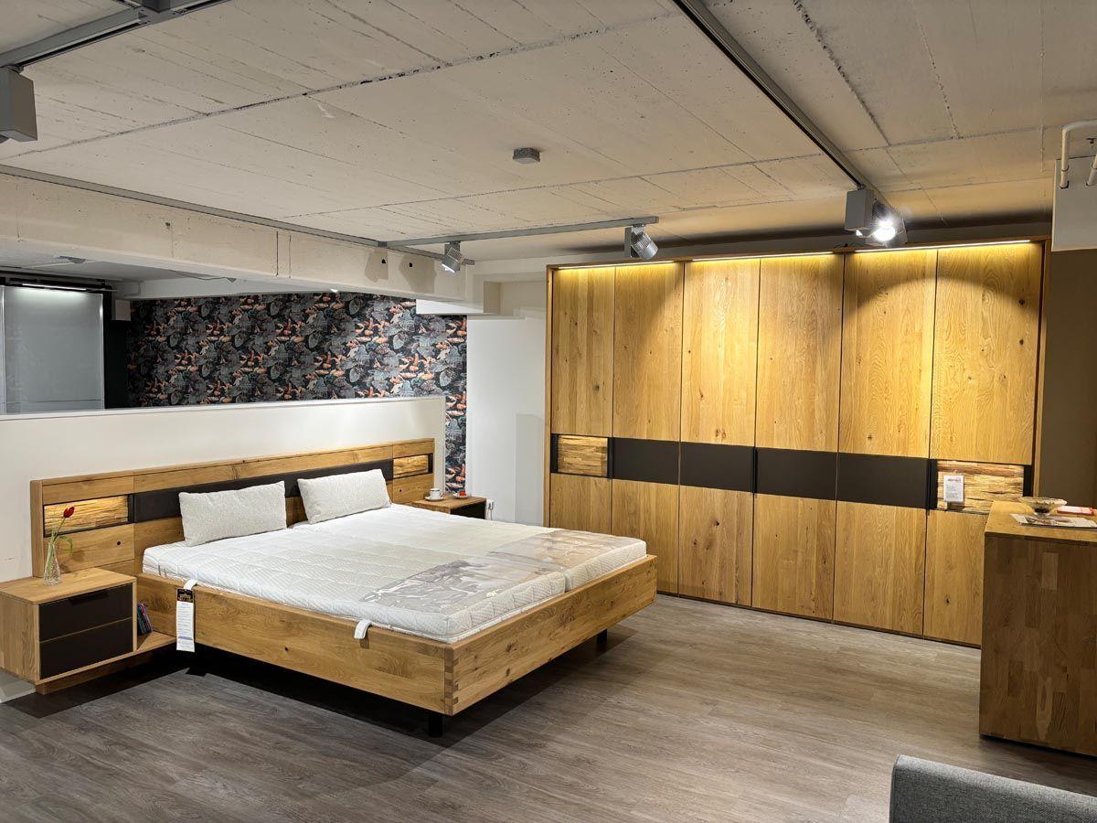 Schlafzimmer "Casada Chur" Wildeiche massiv ,soft gebürstet, Absetung Mattglas cubanit.
