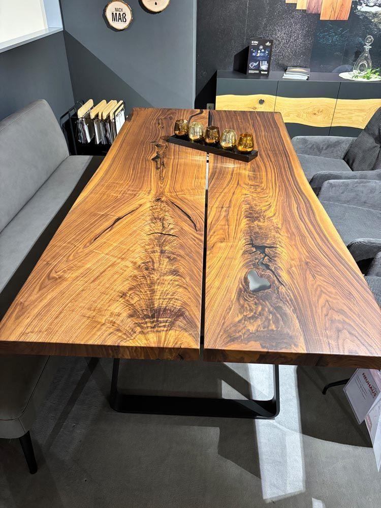 Kufenesstisch "18Hundert"  rustikaler Nussbaum, schichtbildendes Naturöl, Äste und Risse versiegelt, Epoxidharz.