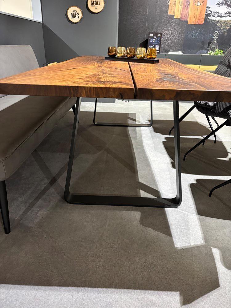 Kufenesstisch "18Hundert"  rustikaler Nussbaum, schichtbildendes Naturöl, Äste und Risse versiegelt, Epoxidharz.