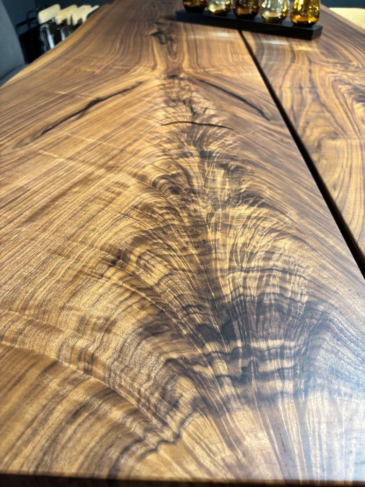 Kufenesstisch "18Hundert"  rustikaler Nussbaum, schichtbildendes Naturöl, Äste und Risse versiegelt, Epoxidharz.