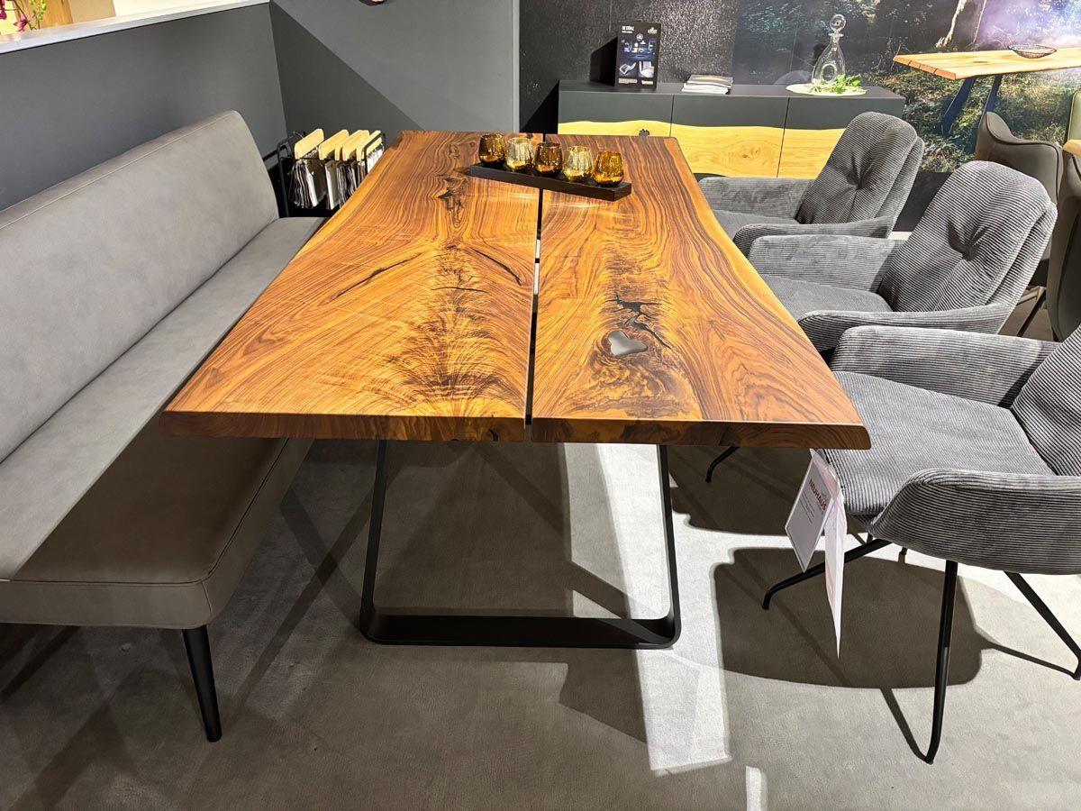 Kufenesstisch "18Hundert"  rustikaler Nussbaum, schichtbildendes Naturöl, Äste und Risse versiegelt, Epoxidharz.