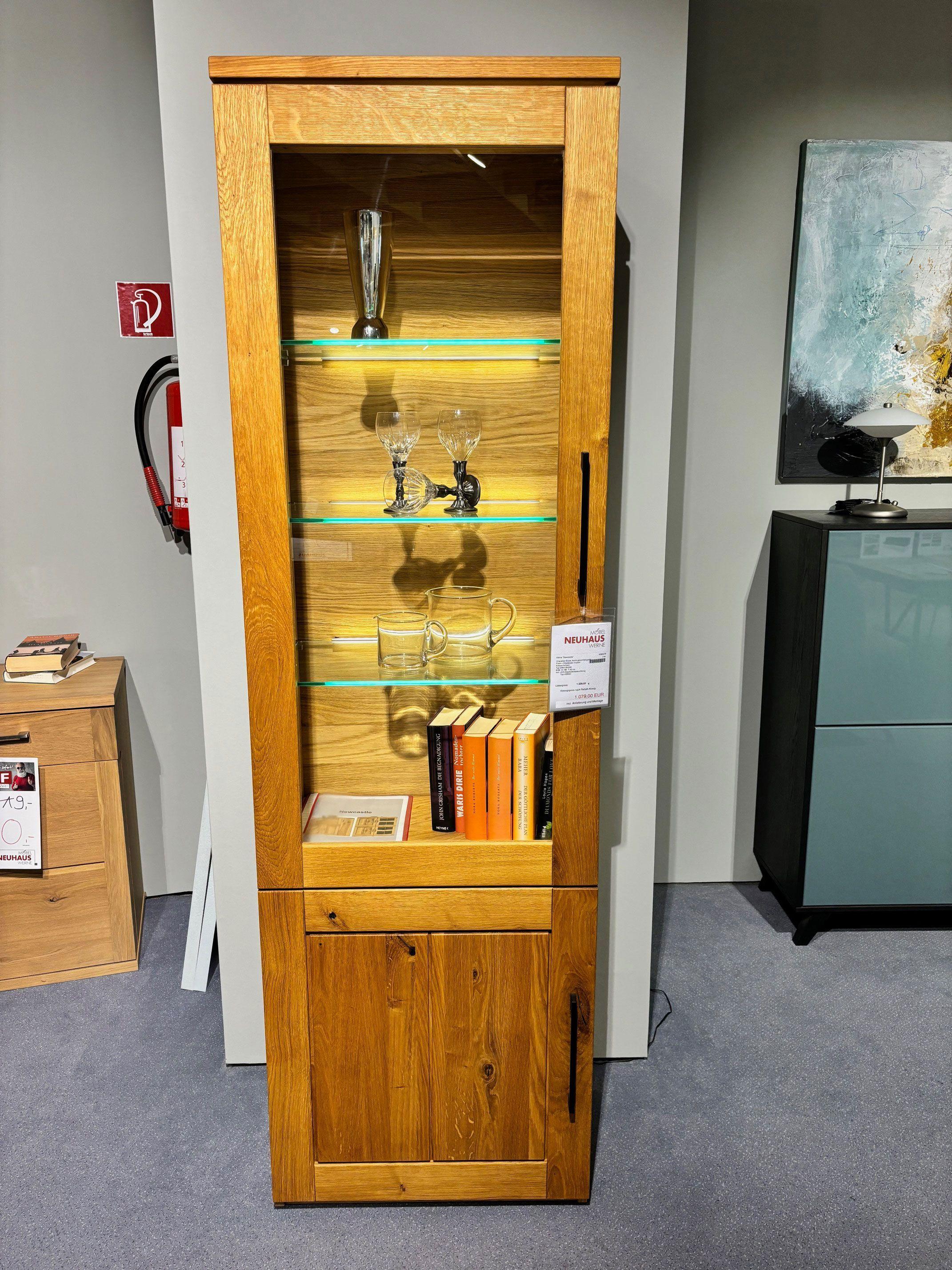 Vitrine "Newcastle" Charakter Eiche, leicht gebürstet/geölt.