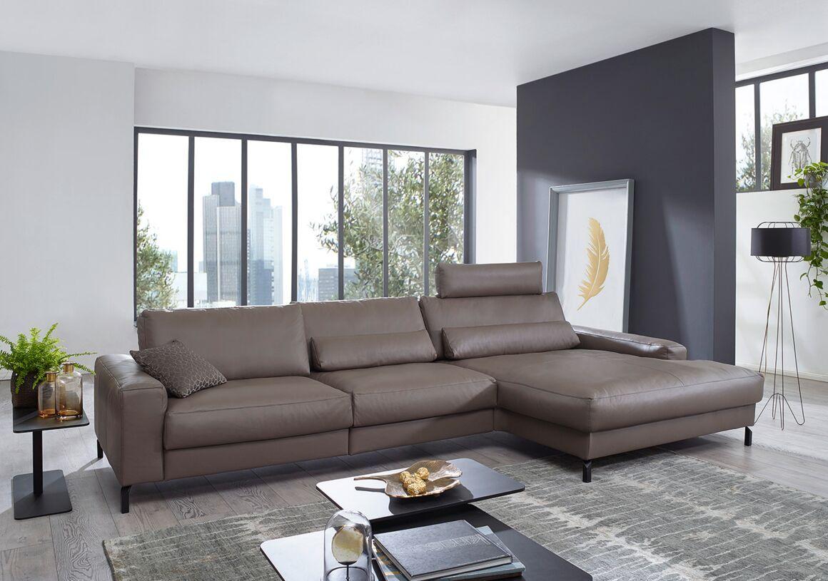 Ecksofa Evergreen von Komfort & Wohnen aus braunem Leder mit verstellbaren Kopfstützen in modernem Wohnambiente