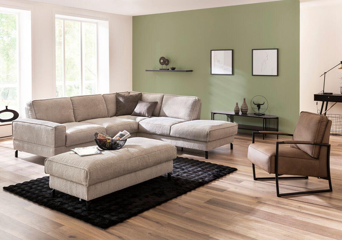 Eckcouch Arona von Komfort & Wohnen in heller Stoffausführung mit passendem Hocker und gemütlichem Look.